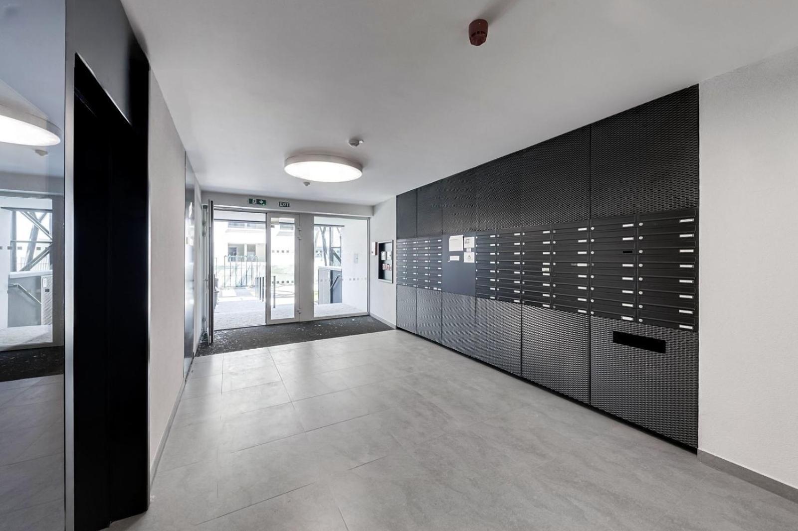 Apartamento Holesovice Delight: Modern Comfort With A Twist In 7 *