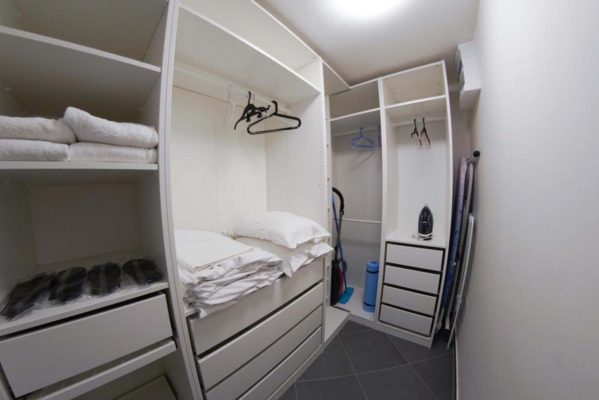 Apartamento Holesovice Delight: Modern Comfort With A Twist In 7 *